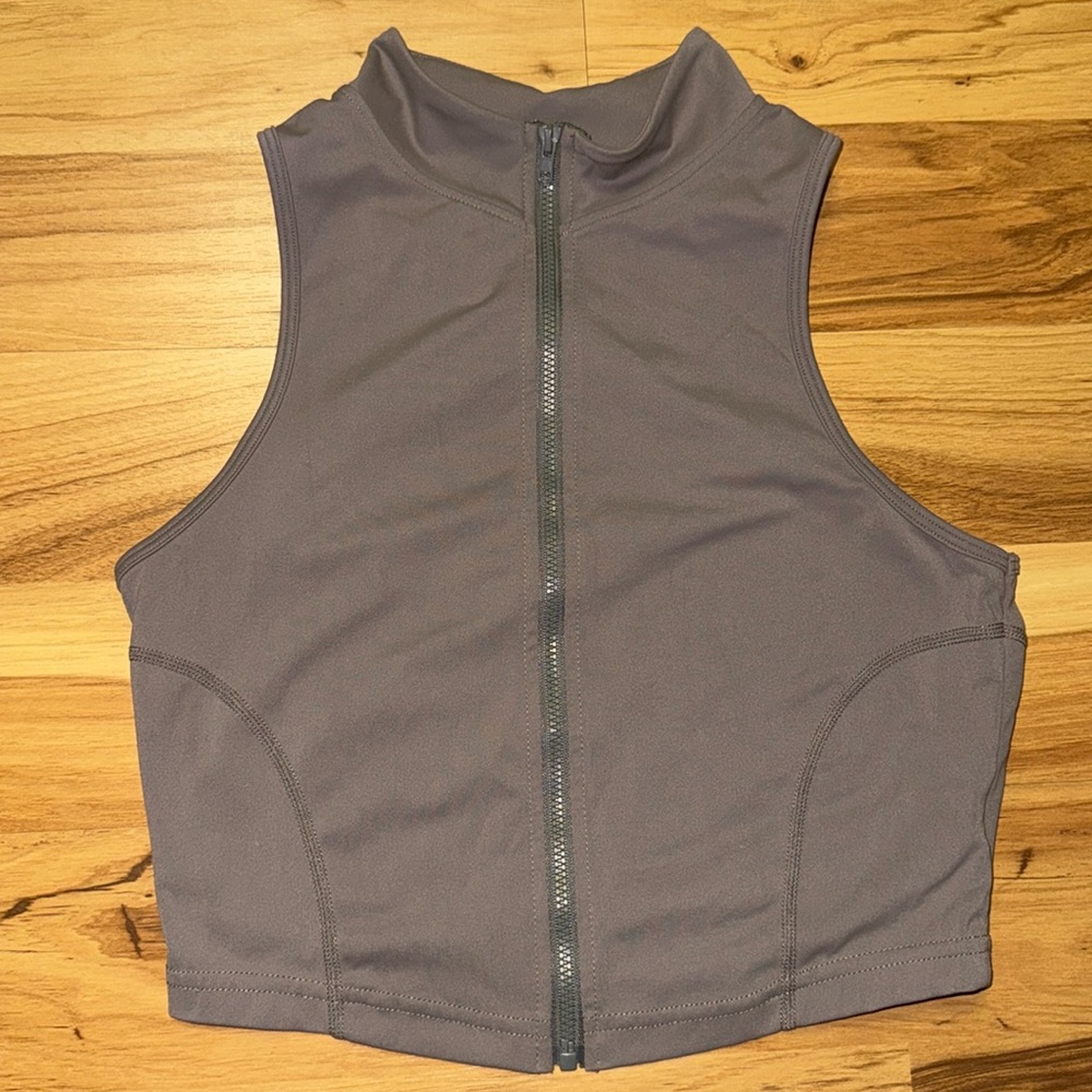 Small sleeveless jacket zip